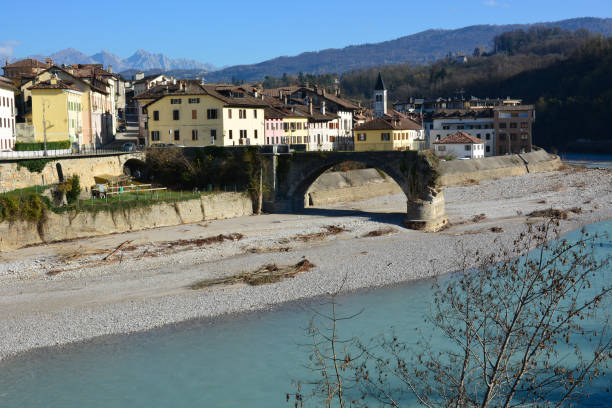 un ponte distrutto lungo il piave a belluno - tofane foto e immagini stock