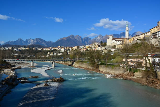 красивый belluno, венецианский город, в италии, в окружении доломитовых гор, известных во всем мире своей красотой - cinque torri стоковые фото и изображения