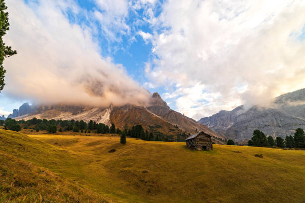 木製の農村部の農民の山に (小屋) をシェッドします。 - mountain rock sun european alps ストックフォトと画像