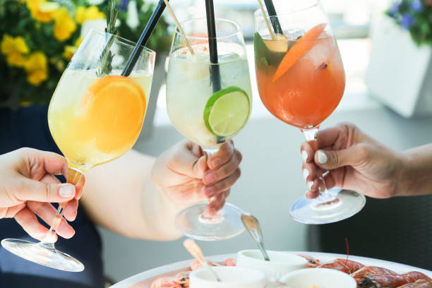 tifo con i cocktail - drink alcohol summer celebration foto e immagini stock