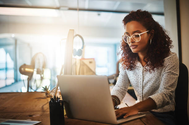 ela consegue fazer qualquer que seja a hora - women business serious businesswoman - fotografias e filmes do acervo