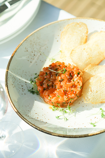 Salmon tartar with bread chips
