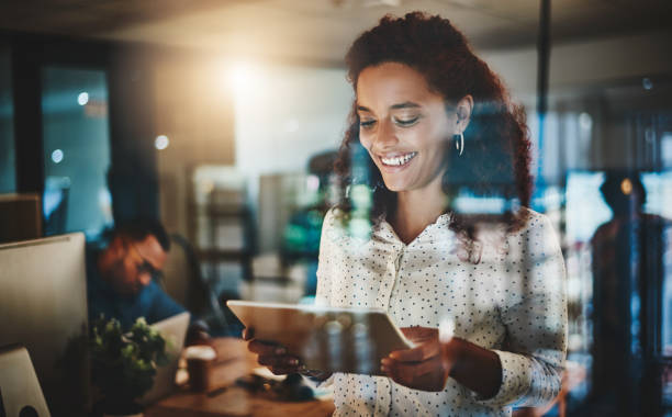 tecnología digital hace la noche productiva - profesional de informática fotografías e imágenes de stock