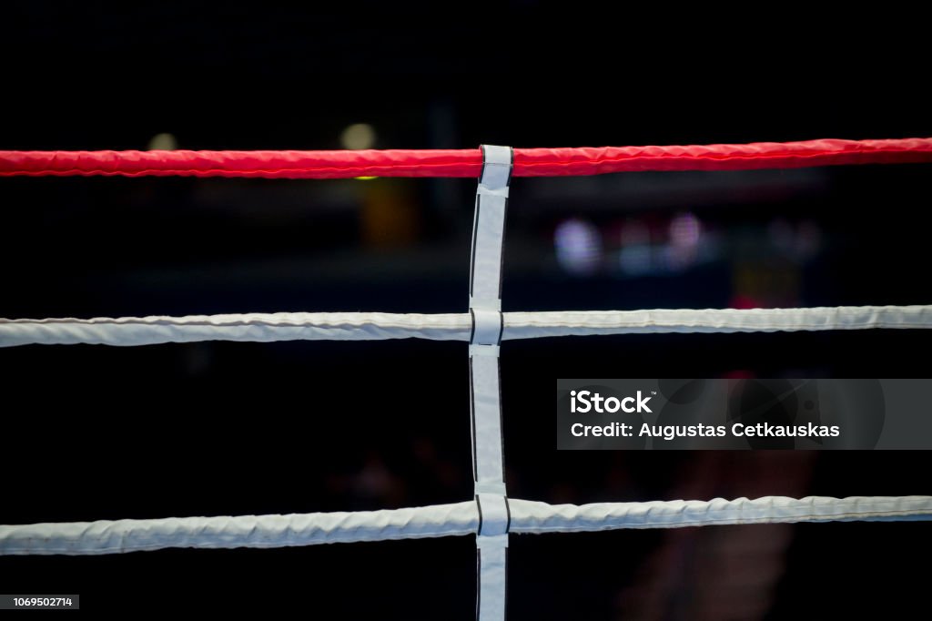 Vervagen Rationeel wakker worden Boxing Ring Ropes With A Blur Spotlight Stock Photo - Download Image Now - Boxing  Ring, Rope, Modern - iStock