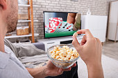 mann-isst-popcorn-beim-fernsehen.jpg?b=1&s=170x170&k=20&c=xUw5_t7yq4ZlsR0ZAalvqP8TKdUT1-41mM7YDInhbeg=