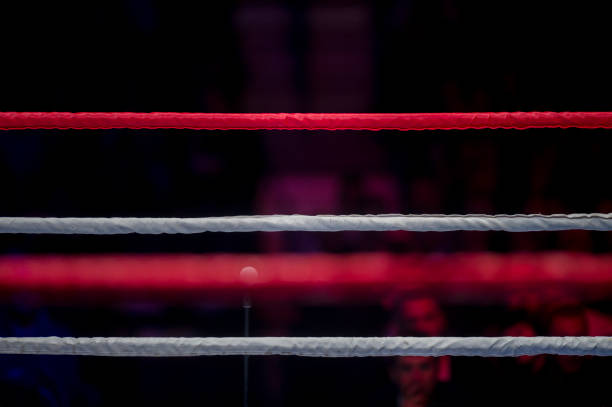 cordages en ring de boxe avec un projecteur de flou - boxing ring combative sport fighting conflict photos et images de collection