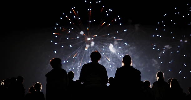 foule, regarder les feux d’artifice et fête de nouvel an - fireworks show photos et images de collection