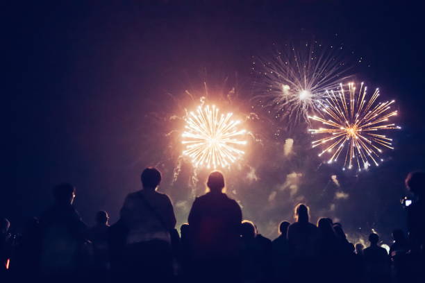 foule, regarder les feux d’artifice et fête de nouvel an - fireworks show photos et images de collection