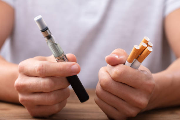 남자 vape 및 담배 - holding cigarette 뉴스 사진 이미지