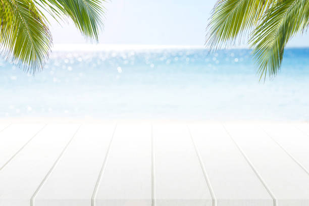 haut vide de premier plan de plancher en bois sur la plage tropicale de l’horizon. pour la présentation du produit - water wave sea tranquil scene photos et images de collection