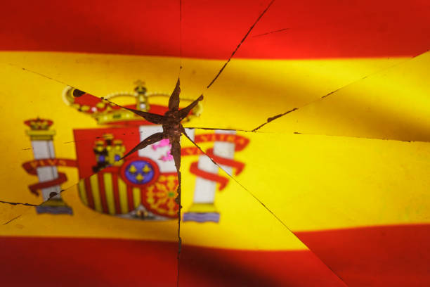 drapeau de l’espagne se reflète dans le miroir brisé - spain flag spanish flag national flag photos et images de collection