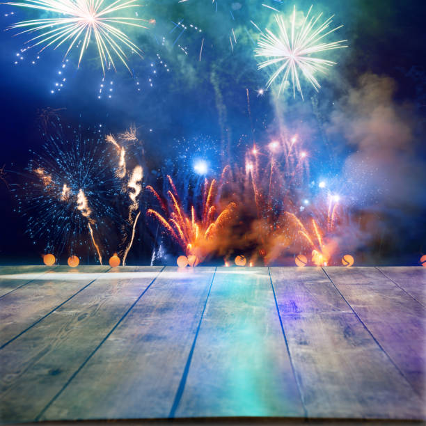 esposizione pirotecnico dietro il pavimento in legno per eventi di celebrazione - firework display foto e immagini stock