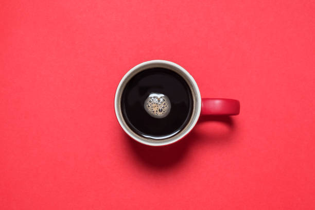 café noir en coupe rouge sur fond rouge - old fashioned horizontal black coffee cup photos et images de collection