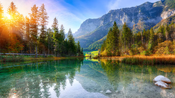 fantástico atardecer otoñal del lago hintersee - montaña fotografías e imágenes de stock