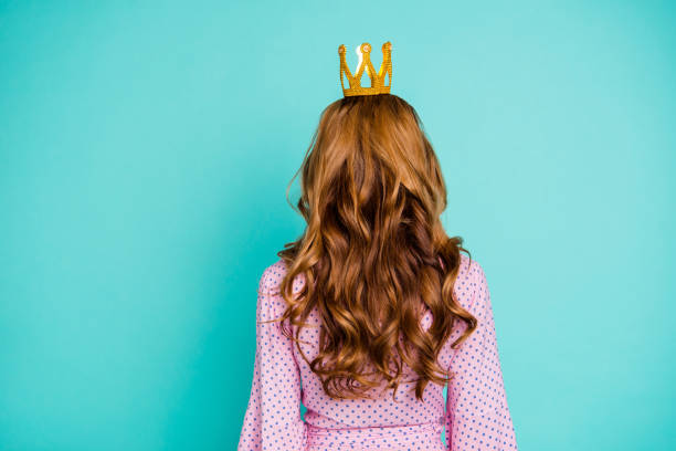 hermosa atractiva señora encantadora muy soñadora con su peinado que soportar desgaste rosa a cámara aislada sobre fondo turquesa brillante - princess queen nobility glamour fotografías e imágenes de stock