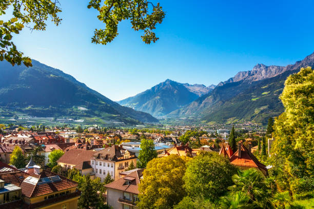 blick auf meran oder meran von tappeiner promenade. trentino alto adige sud tirol, italien. - merano stock-fotos und bilder