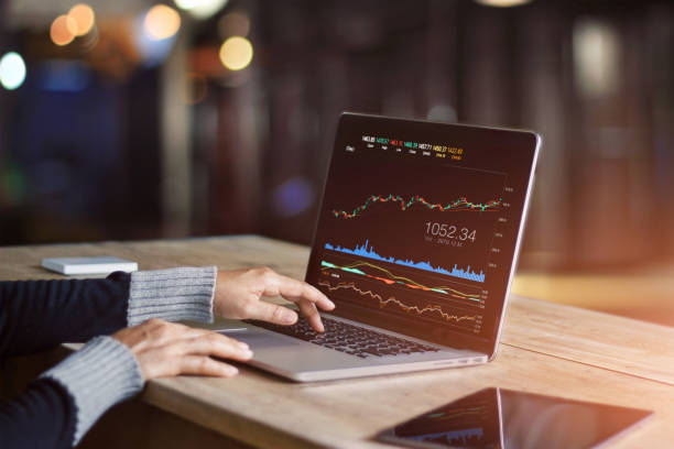 uomo d'affari che utilizza laptop per analizzare il mercato azionario dei dati, il grafico di trading forex, il trading in borsa online, il concetto di investimento finanziario. tutti sullo schermo del laptop sono progettati. - selling buy trading buying foto e immagini stock