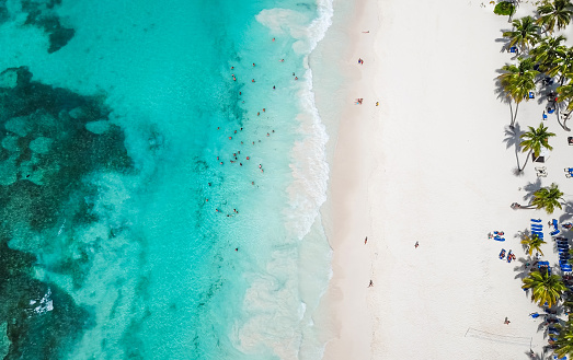 Increíble vista de la playa de arena blanca a vista de pájaro. Vista superior de la hermosa playa de arena blanca con mar turquesa agua y palmeras, tiro de drone aéreos. photo