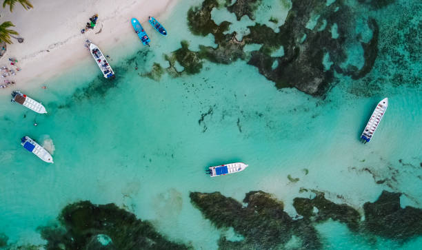 Boats on the sea. The boat is floating on the emerald clear sea between coral reefs. Aerial view Yachts in the ocean fiji stock pictures, royalty-free photos & images
