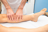 bein-behandlung-eines-sportlers-von-einem-physiotherapeuten.jpg?b=1&s=170x170&k=20&c=UMdjHr5UgM-hjvLkTLP9l-sVbkRbUkJpsCDFSF__PGQ=