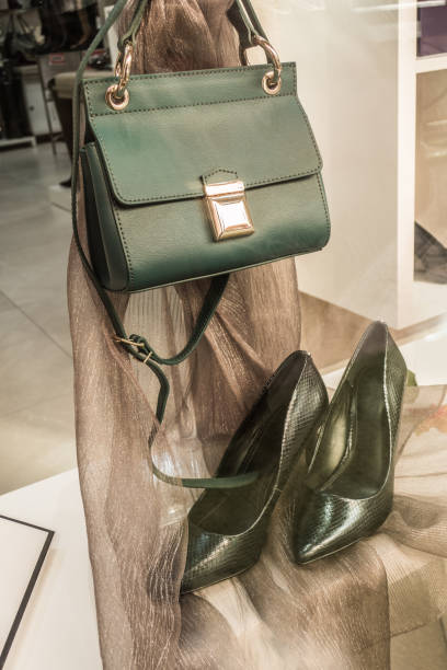 chaussures femme avec le sac dans la vitrine d’un magasin de mode - boutique shoe window display fashion photos et images de collection