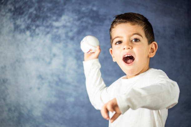 little making a throw ball of baseball - baseball pitcher small sports league imagens e fotografias de stock