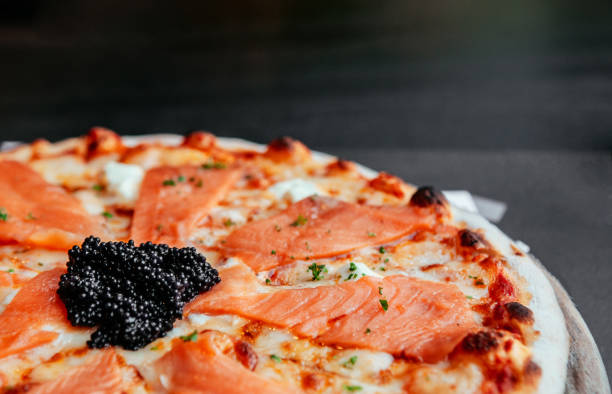 salmone affumicato sottile croccante pizza italiana con caviale nero - caviar salmon red gourmet foto e immagini stock