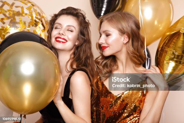 Mooie Jonge Meisjes In Elegante Avondjurken Met Feestelijke Ballonnen Het Gezicht Van De Schoonheid Stockfoto en meer beelden van Volwassen vrouwen