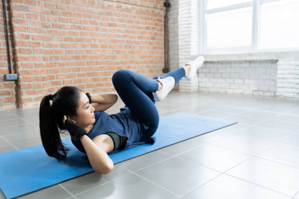 ela tem o prazer de exercitar-se na casa de mulheres asiáticas. - sports training exercising posing gym - fotografias e filmes do acervo