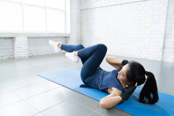 mujeres asiáticas que está feliz de hacer ejercicio en la casa. - exercising sports training sport gym fotografías e imágenes de stock