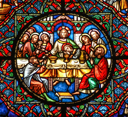 Ely, Cambridgeshire, Reino Unido, 19 de julio de 2007, Catedral de Ely vitral que representa la última cena con Jesucristo y los discípulos en la mesa photo