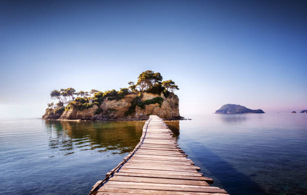 vista pintoresca en isla sola cameo en grecia, parte de la isla zakinthos o zante, puerto sostis. espectacular paisaje de la isla de soledad en el océano con la ruta de la madera. emblemático punto de referencia en la isla de zakinthos. - camafeo fotografías e imágenes de stock