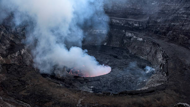 nyiragongo 화산 분화에의 분화구 - nyiragongo 뉴스 사진 이미지