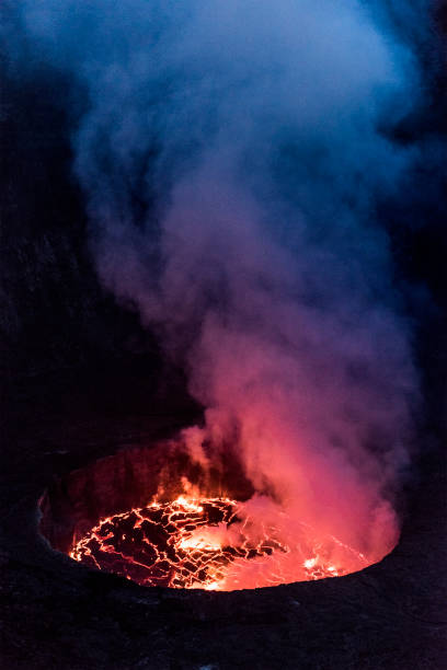 nyiragongo 화산 분화에의 분화구 - nyiragongo 뉴스 사진 이미지