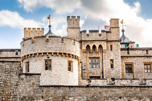 the tower of london - local landmark international landmark middle ages tower of london imagens e fotografias de stock