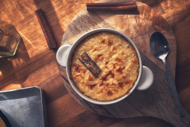 pudding z ryżu mlecznego z wanilią i cynamonem - rice pudding zdjęcia i obrazy z banku zdjęć