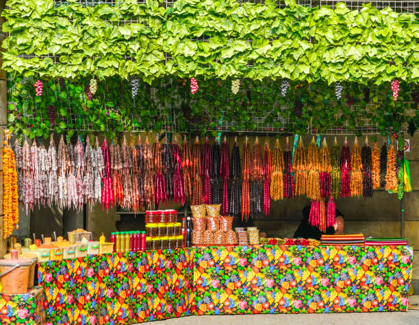 boutique avec des fruits frais, des épices et des bonbons maison traditionnelle géorgienne churchkhela, tbilissi, géorgie - georgia peach photos et images de collection