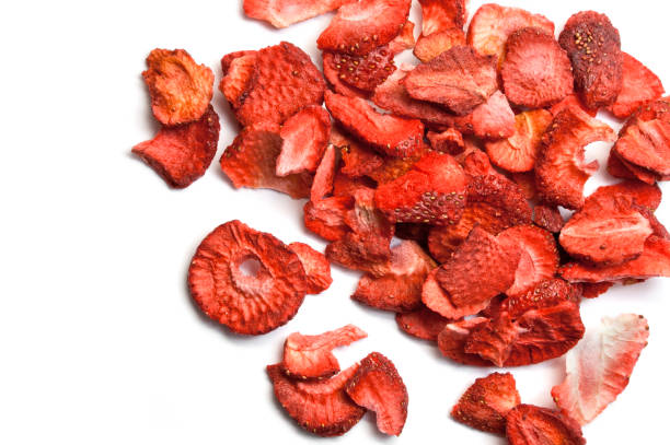 geschnittene getrocknete erdbeeren, isoliert auf weiss - dry strawberry dried food fruit stock-fotos und bilder