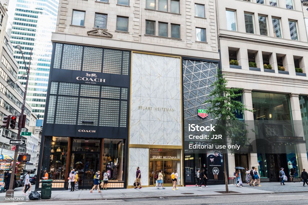 Fifth Avenue In New York City Usa Stock Photo - Download Image Now - Store,  New York City, Stuart Weitzman - Designer Label - iStock