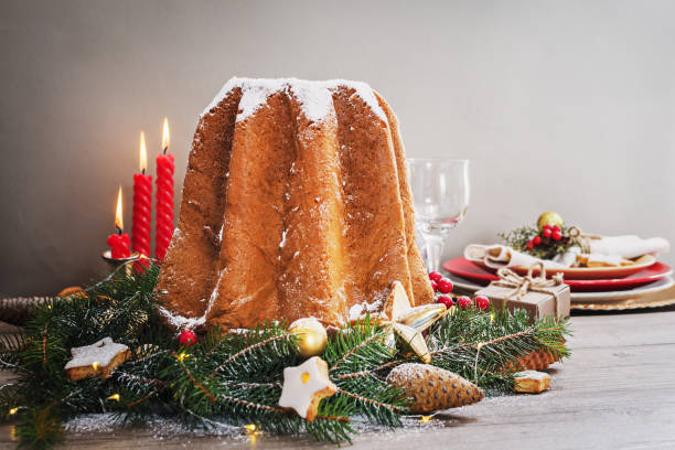 pandoro - italienische weihnachten süße hefebrot auf festlichen teller auf holztisch serviert. freitext-raum. - fruitcake christmas christmas cake food stock-fotos und bilder