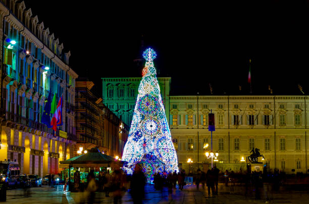 weihnachten in piazza castello in turin (piemont, italien). - palazzo reale turin stock-fotos und bilder