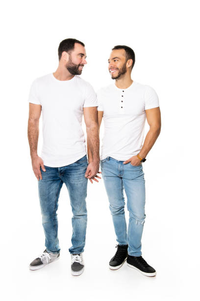 giovani omosessuali coppia gay si amano su uno sfondo bianco. - homosexual beautiful sensuality love foto e immagini stock