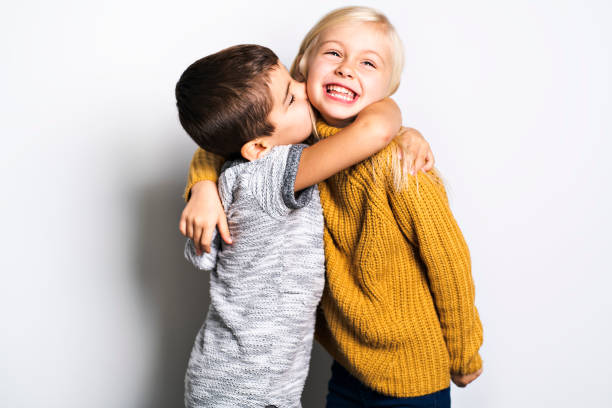 dos caucásicos hermanos hermano y hermana posando - togetherness smiling sister little girls fotografías e imágenes de stock