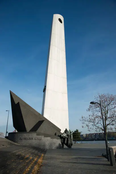 Photo of war monument in rotterdam city