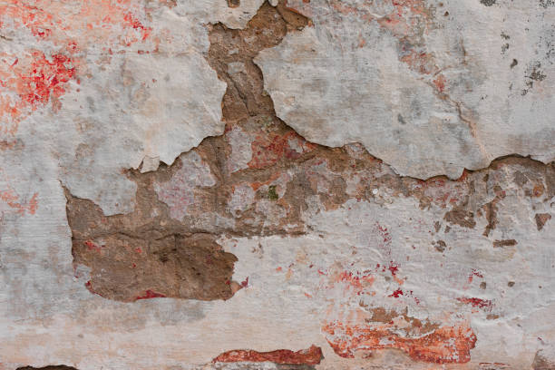 istock Wall fragment with attritions and cracks 1069704388