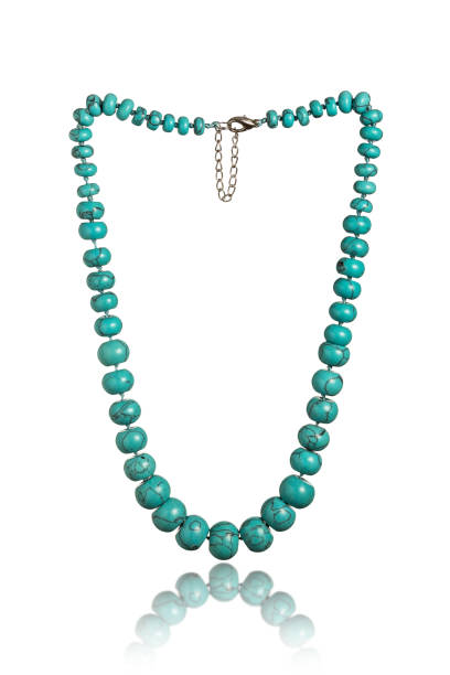 collar de turquesa aislado sobre fondo blanco - necklace jewelry bead isolated fotografías e imágenes de stock