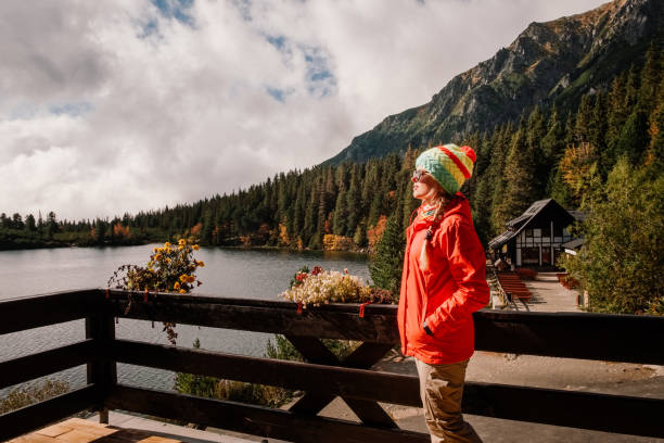 女性は山湖を望むテラスでリラックスします。 - pleso ストックフォトと画像