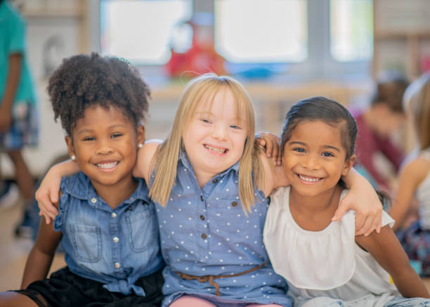 trzech różnorodnych przyjaciół w przedszkolu - child group of people multi ethnic group classroom zdjęcia i obrazy z banku zdjęć