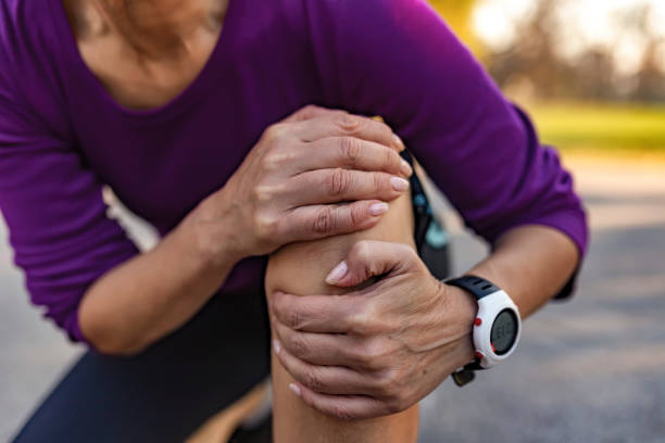 czasami ćwiczenia mogą prowadzić do obrażeń - old senior adult women tired zdjęcia i obrazy z banku zdjęć