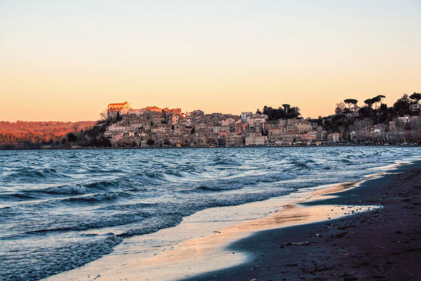 anguillara sabazia en lago de bracciano - bracciano fotografías e imágenes de stock